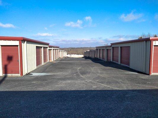 Easy Stop Storage in Branson, MO offers plenty of wide open space for easy access in and out of your storage unit!