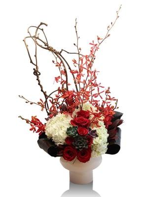 In Vogue Silhouette. Love is always In vogue and flowers just the same.
Flowers for anniversary, love and romance.