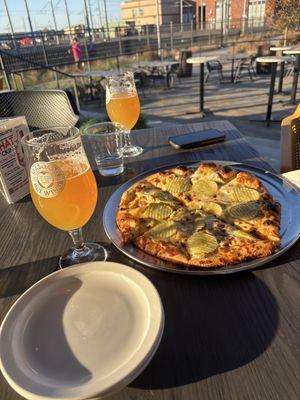 20$ Monday pizza and beer(2) deal