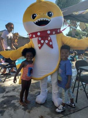 Here is another guest of my grandbabies  birthday part. They LOVE baby shark!