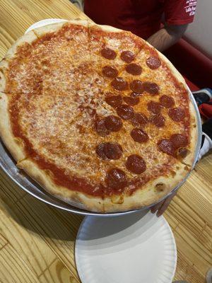 Half cheese half pepperoni pizza