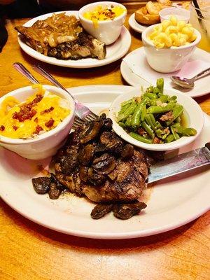 Dallas filet 8oz (w/ grilled mushrooms) Green beans & loaded mash potatoes