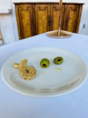 Finger pastry and olives given at start