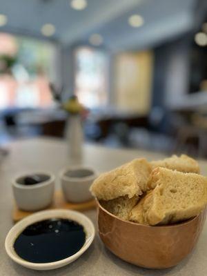 Bread w/Balsamic Vinaigrette & Olives