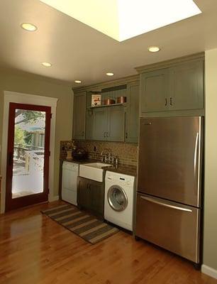 Semi-custom laundry room in Oakland. Photography by Hayashi Santaro