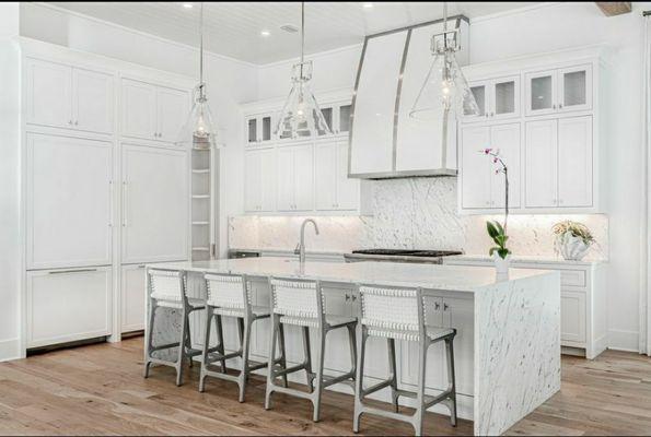 Clean kitchen that is perfect for entertaining or feeding the family