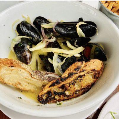 Mussels with excellent creamy sauce