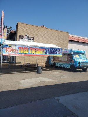 Food truck next to Instant Smog Check