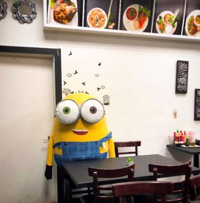 Minion was waiting for his food too. ミニオンが座ってた。お腹空いてるらしい。