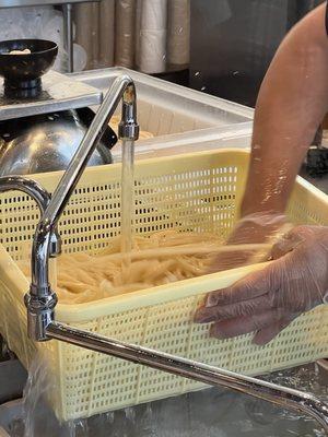 Rinsing out the freshly made udon