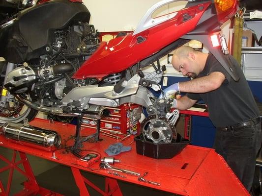 Adam performs a 600 mile service on a new R1200RT