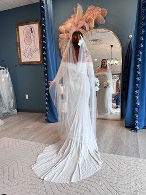 She pulled the perfect veil for this dress.