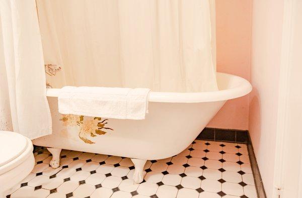 The antique clawfoot tub in the bathroom of Le Jardin