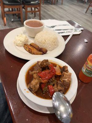 Oxtail with white rice and stew beans