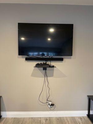 55" tv  Soundbar  Floater mount  Dor gave us the option to have the wires hidden or left out