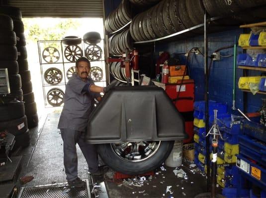 My buddy/ professional tire specialist El Viejon mounting this monster off-road tires