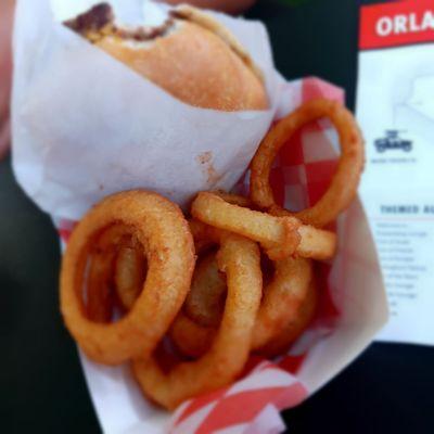 Kids cheese burger with onioñ rings