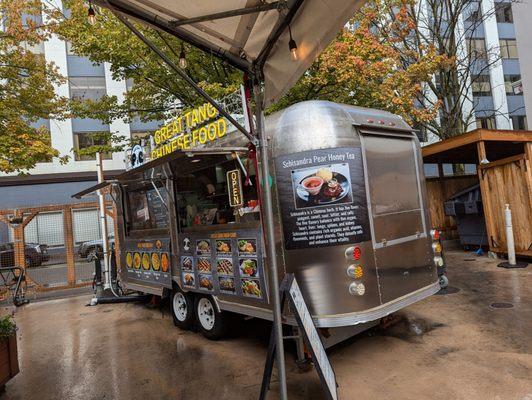 Food truck at corner of Oak and 5th