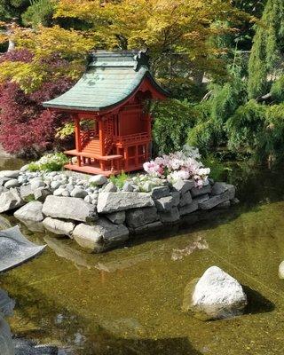 Cute pagoda decor with roses!