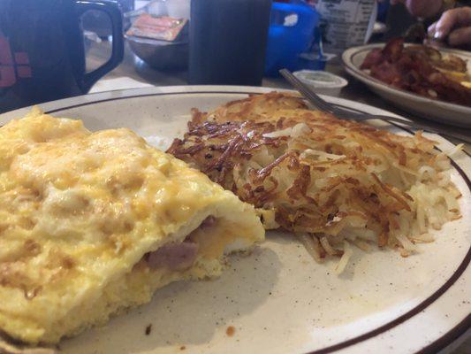 Ham & cheese omelette w hash brown