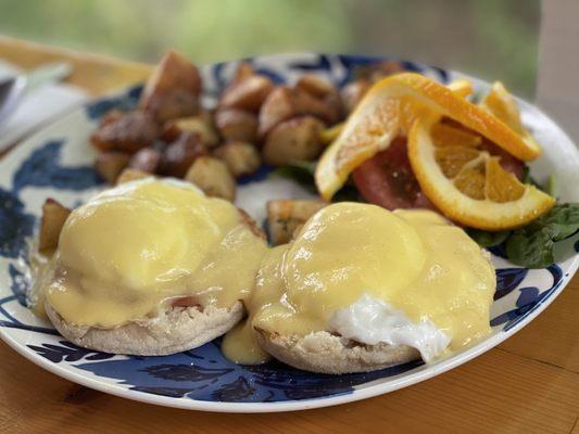 Traditional eggs Benedict