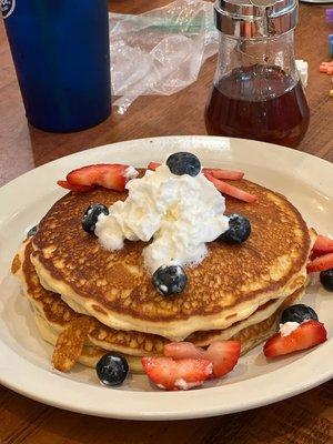 The pancakes with strawberry and blueberrys