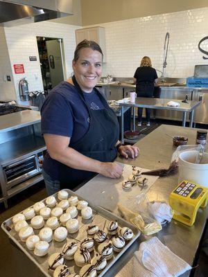 Decorating macarons