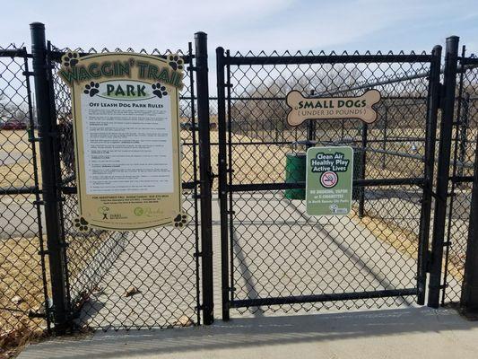 Really liked that there was an entry cage, so that the dogs going in and out would not run loose.