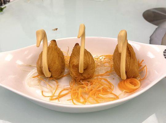 This swan  shape dessert sure impressed! Skin is crispy and filled with mouthful of hot lava durian! Must have dessert!