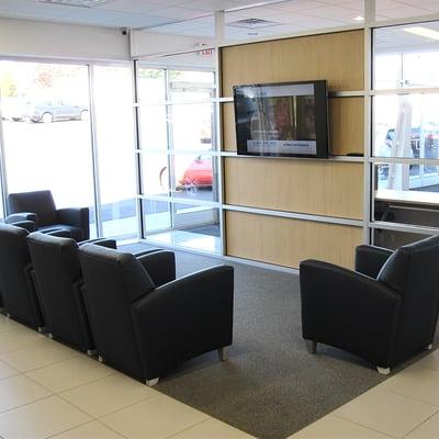 Welcome to the Bob Huff Chevrolet Buick GMC customer lounge: comfortable seating, flat screen TV, beverage area, Free Wi-Fi.