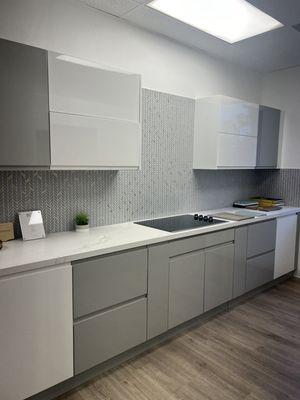 European Style Smooth High Gloss Cabinets with Quartz Countertops