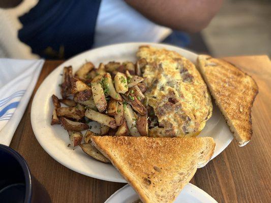 Bacon and cheddar egg omelette, toast & home fries