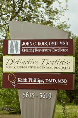 Distinctive Dentistry exterior sign