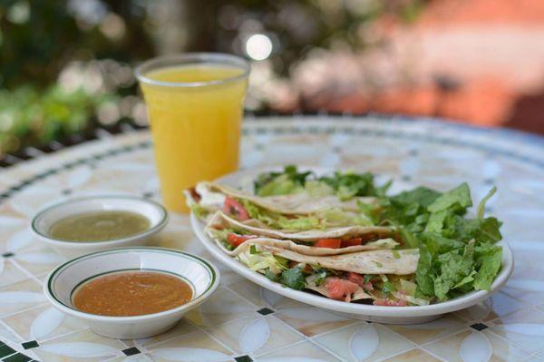 Quesadillas con la opción de carnes, pollo asada