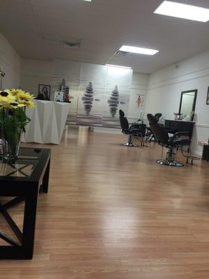 Decent salon! Kept clean!