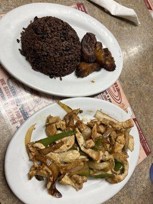 Picadillo de pollo y arroz morro con sweet plantains