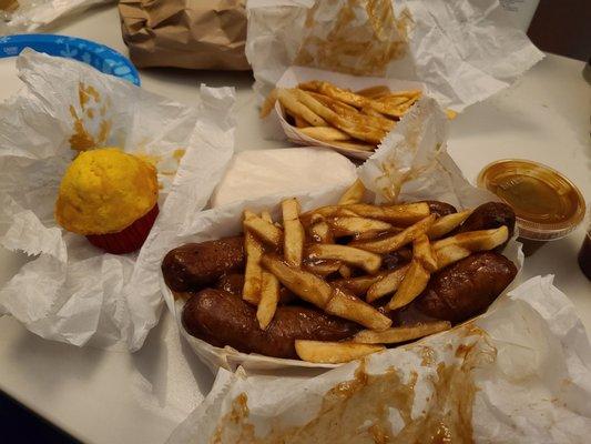 Hot links, fries and corn muffins