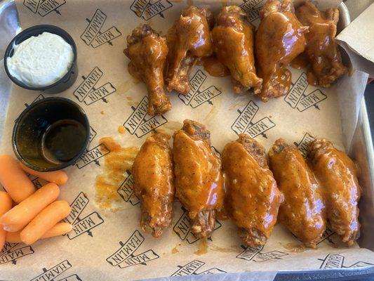 10 wings hot, extra saucy