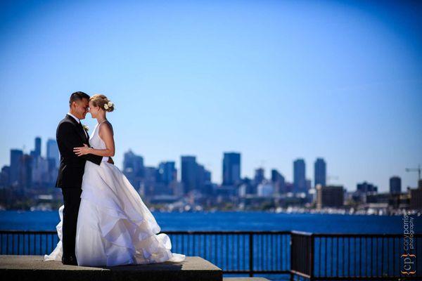 Wedding photography at Gas Works Park with a view of Seattle over Lake Union.