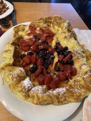 German pancake with berries