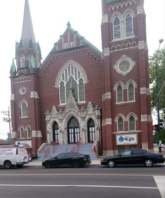 Iglesia Christiana Manantial De Vida at 4300 S. California Ave. (formerly Peace Lutheran Church)