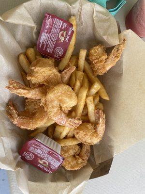 Fried shrimp basket  (Includes fried shrimp, French fries, cocktail sauce, and coleslaw)