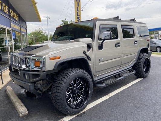 Rough country lift with new wheels & tires.