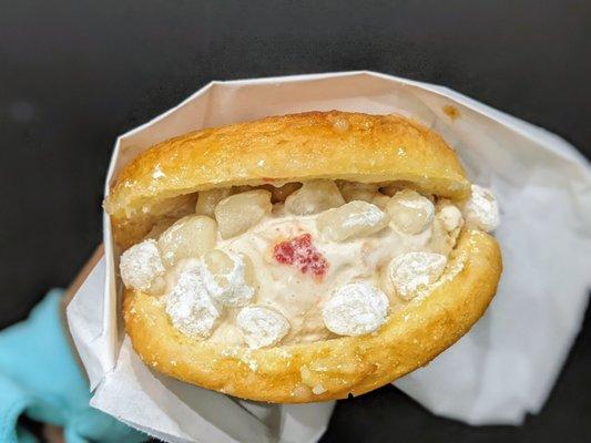 Milky Bun with Frosted Strawberry Poptart Ice Cream and Mochi | Instagram: @telephonesmoothie