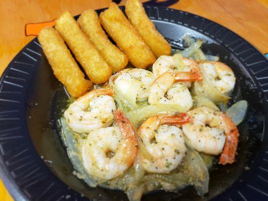 Shrimp in garlic sauce with yuca fried