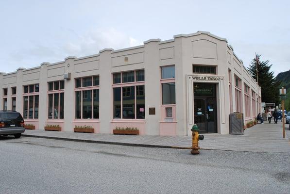 Wells Fargo bank exterior