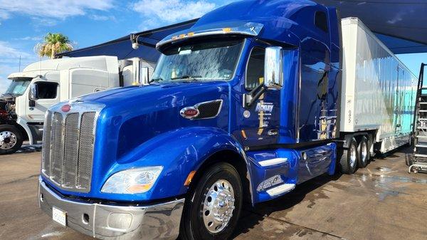 One of our Long Distance drivers out on the road getting a truck wash