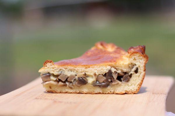 Mushroom and aged cheddar pie, a perfect meal option for vegetarians and mushroom lovers!