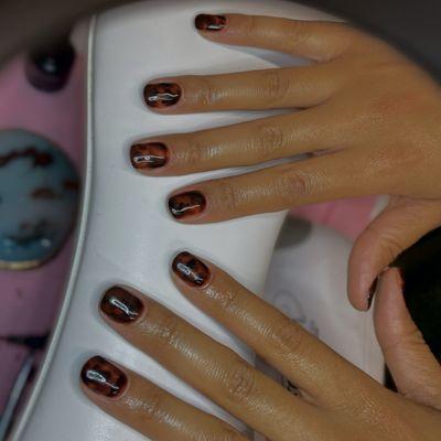 Tortoise shell design on gel manicure