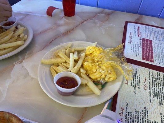 Kids Menu: Mac & Cheese. They didn't try to hide the fact that the food isn't fresh. They left a ziploc bag over the Mac & cheese.